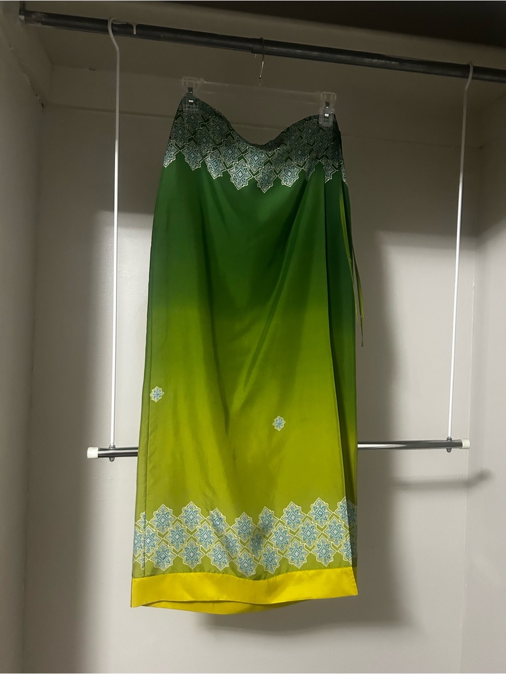 Express World Brand 100% Silk Green Wrap Midi Skirt Size 3/4
